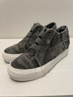 Blowfish Malibu Mamba Hidden Wedge Canvas Sneaker Camo Size 8 Distressed